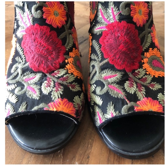 CROWN VINTAGE  FLORAL EMBROIDERED BOOTIES SIZE 8.5 MEDIUM - Picture 2 of 8